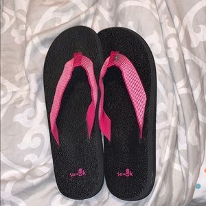Sanuk pink flip flops